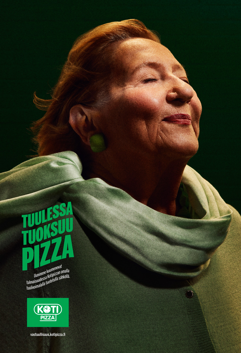 Iloinen vanhempi nainen vihreässä huivissa, Kotipizza-pizza-mainos.