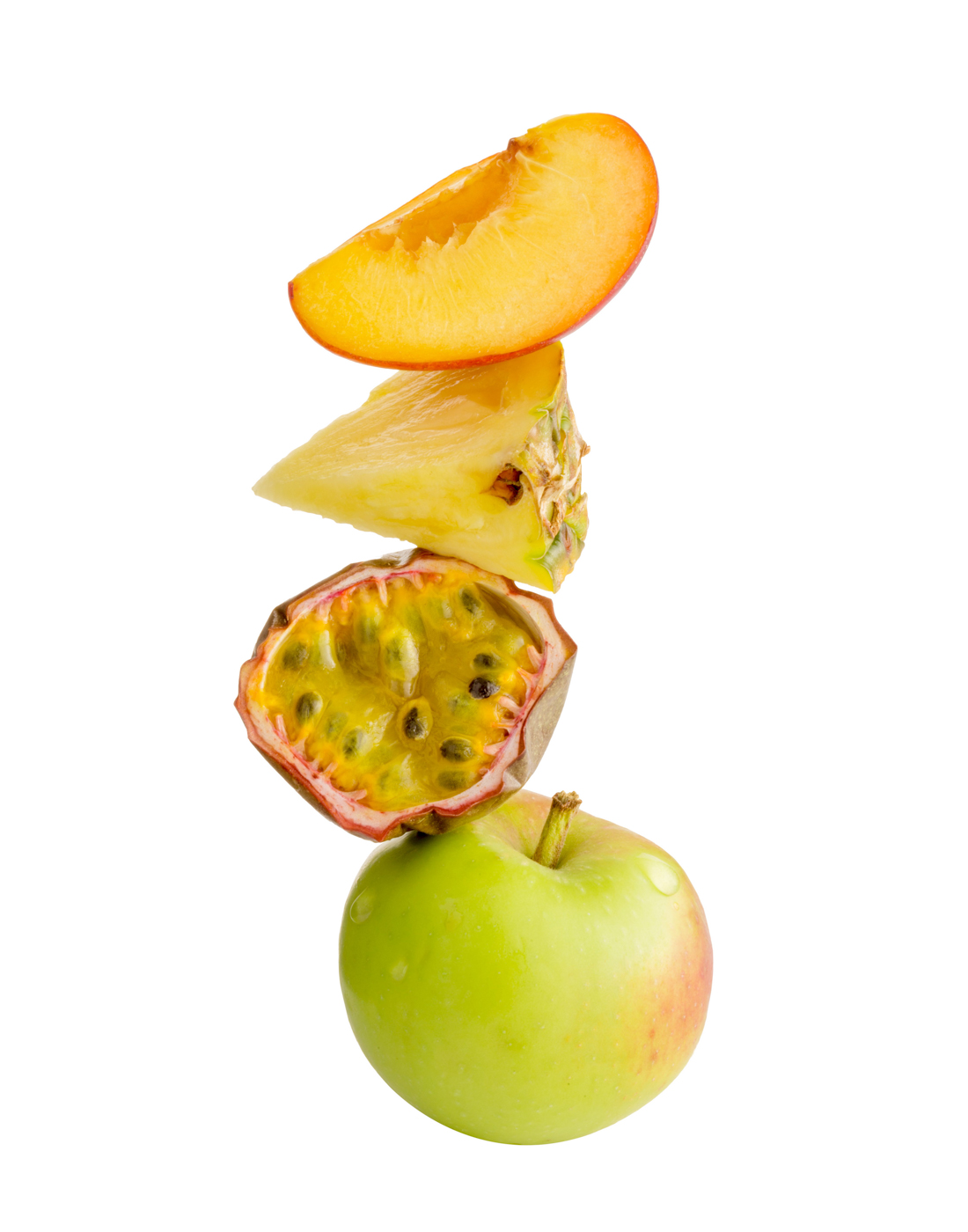 Pystysuorassa pinossa erilaisia hedelmäviipaleita: omena, marakuja, ananas ja mango.