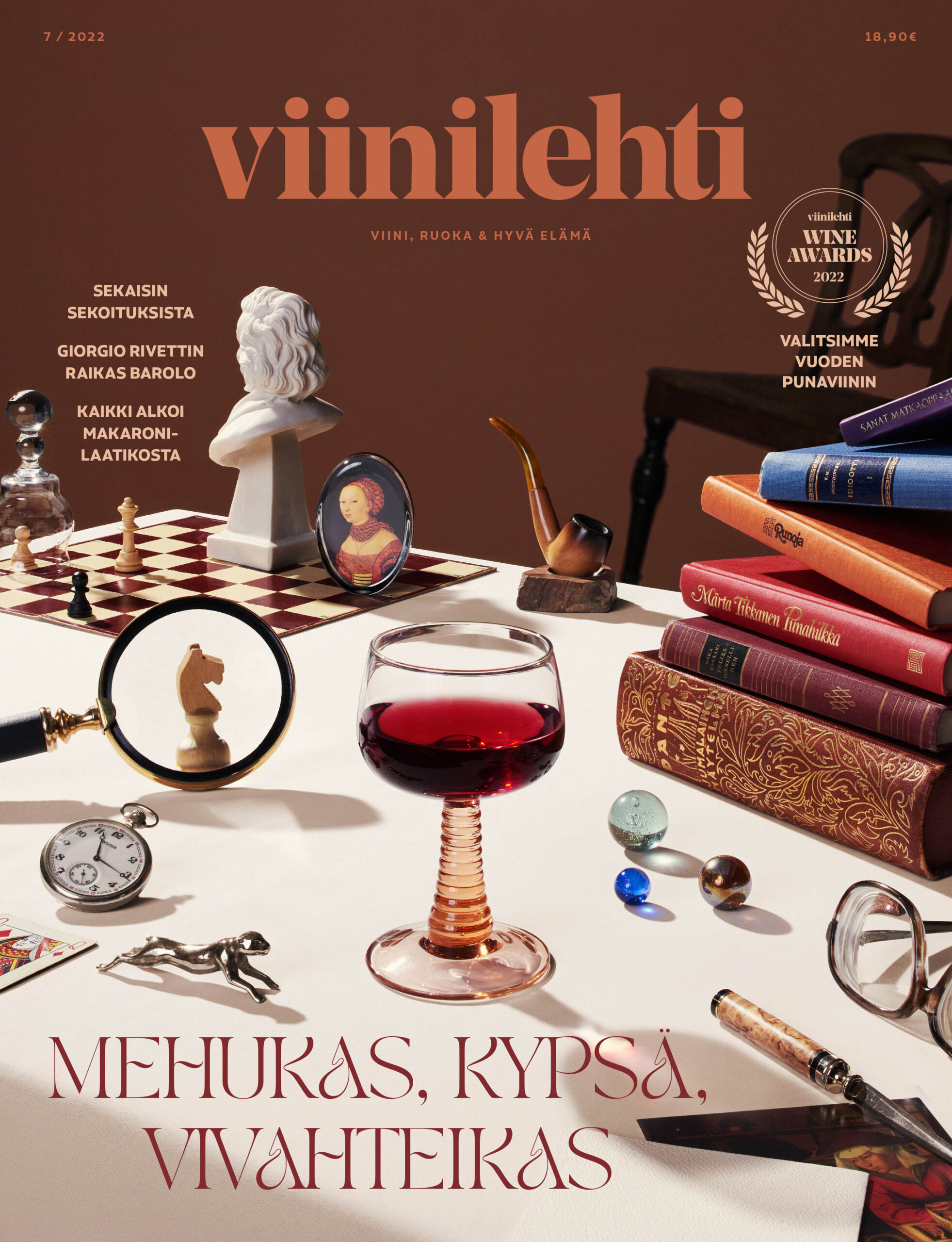 Viinilehti 7/2022 – kansikuva: viiniä, kirjoja, patsas ja lasi pöydällä.